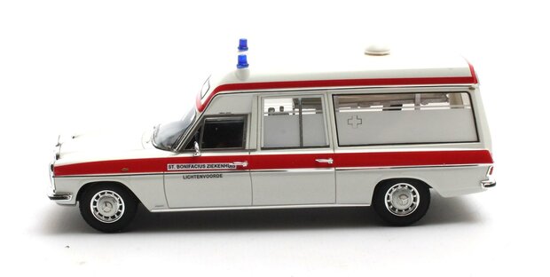 Matrix 1:43 Mercedes Benz V114 Visser ambulance St Bonifacius Lichtenvoorde '69-'73 wit. Verwacht Q3