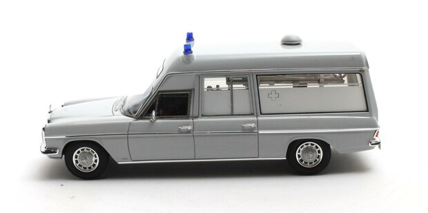 Matrix 1:43 Mercedes Benz V114 Visser ambulance grijs '69-'73. Verwacht Q3