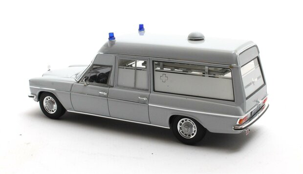 Matrix 1:43 Mercedes Benz V114 Visser ambulance grijs '69-'73. Verwacht Q3