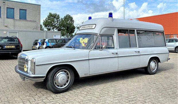 Matrix 1:43 Mercedes Benz V114 Visser ambulance grijs '69-'73. Verwacht Q3