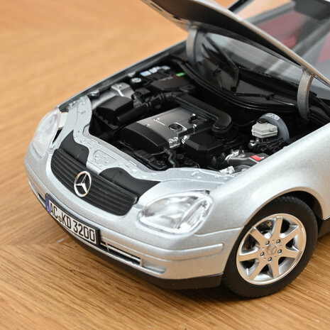 Norev 1:18 Mercedes Benz SLK 1996 Brillant Silver 2024. Levering 09-2025