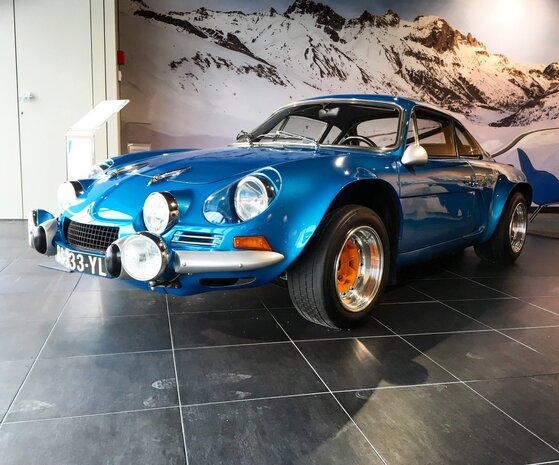 GT Spirit 1:8 Renault - Alpine A110 1800 Groupe 4 blue 1973 incl showcase. Levvering 02-2026