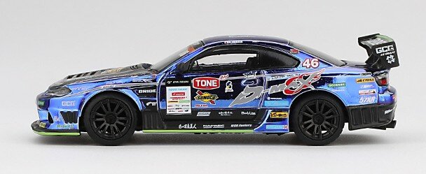 Mini GT 1:64 Nissan Silvia (S15) D-MAX no 46 D-MAX Racing 2023 - D1 Grand Prix, in blisterverpakking