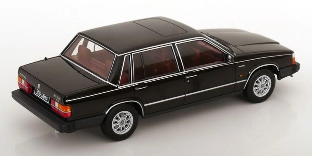 Triple9 1:18 Volvo 760 Turbo zwart 1985