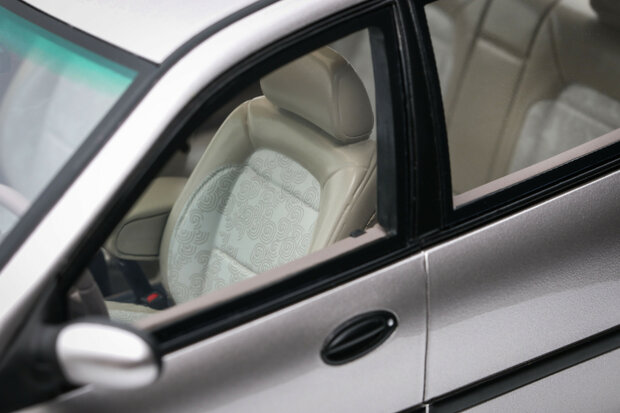 Otto Mobile 1:18 Renault Laguna V6 3.0 Baccara Gris Opale 1996. Levering 12-2025