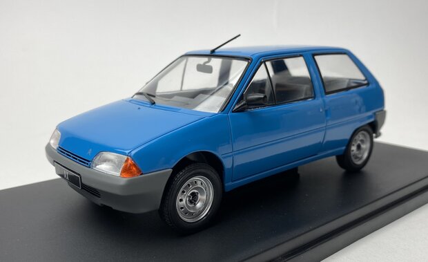 WhiteBox 1:24 Citroen AX 1986 blauw in window-box