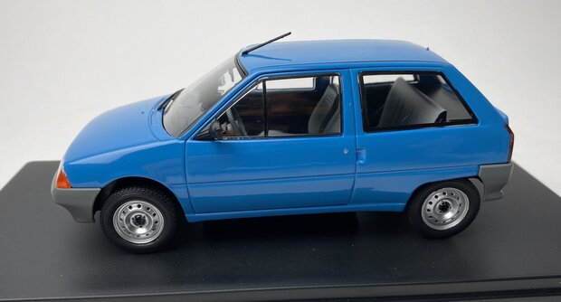 WhiteBox 1:24 Citroen AX 1986 blauw in window-box