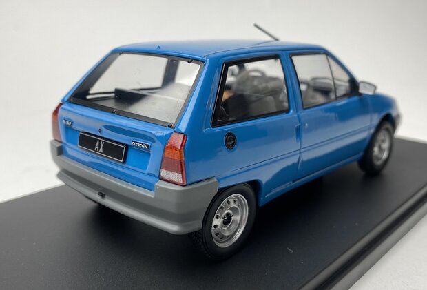 WhiteBox 1:24 Citroen AX 1986 blauw in window-box
