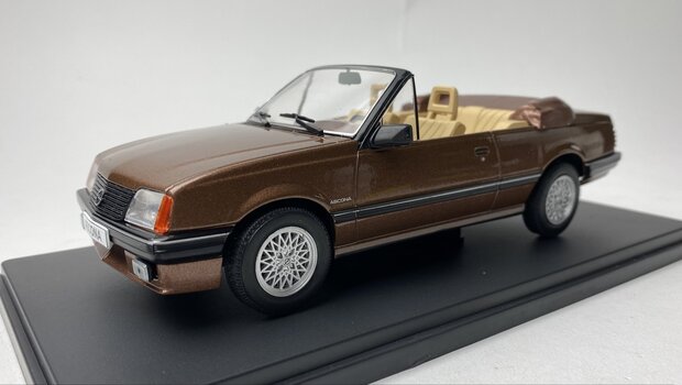WhiteBox 1:24 Opel Ascona C Cabriolet 1985 bruin in window-box