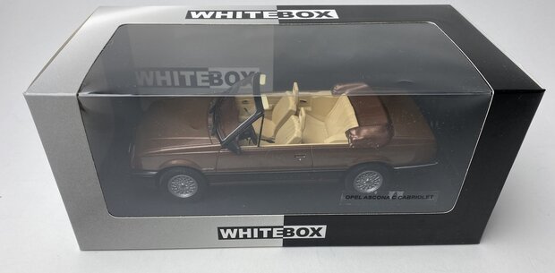 WhiteBox 1:24 Opel Ascona C Cabriolet 1985 bruin in window-box