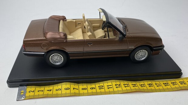 WhiteBox 1:24 Opel Ascona C Cabriolet 1985 bruin in window-box
