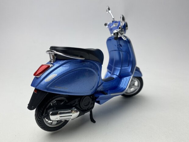 Maisto 1:12 Vespa Primavera 150 blauw