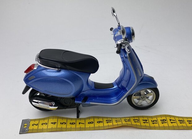 Maisto 1:12 Vespa Primavera 150 blauw