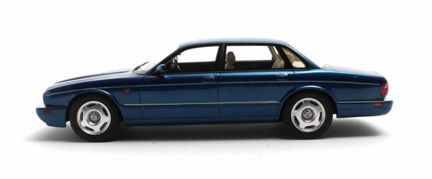 Cult Models 1:18 Jaguar XJR X300 RHD 1995 donkerblauw, limited 100pcs