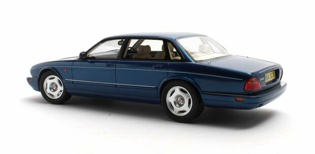 Cult Models 1:18 Jaguar XJR X300 RHD 1995 donkerblauw, limited 100pcs
