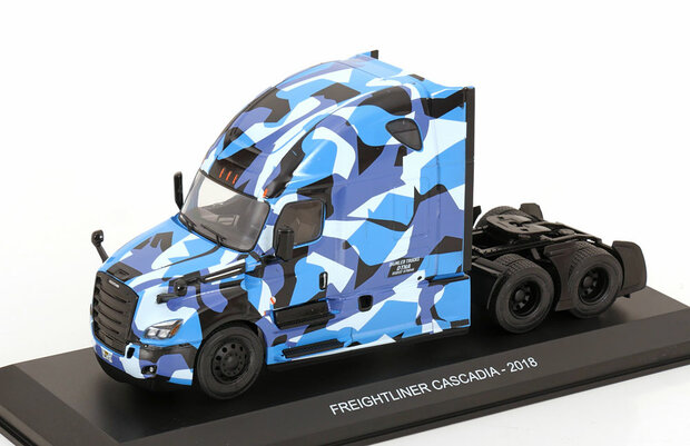 Atlas 1:43 Freightliner Cascadia Truck, blue/camouflage 2018 -Trekker