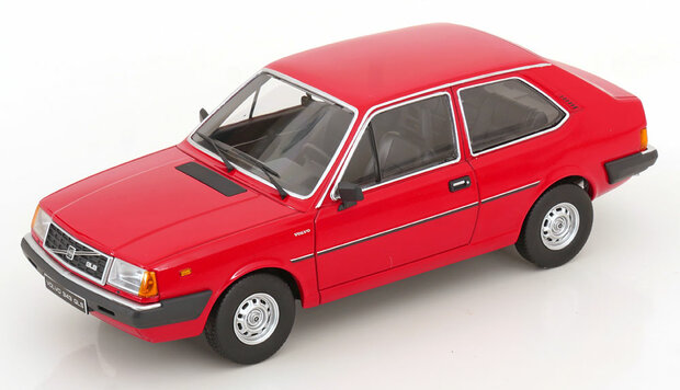 Triple9 1:18 Volvo 343, 1982 - rood