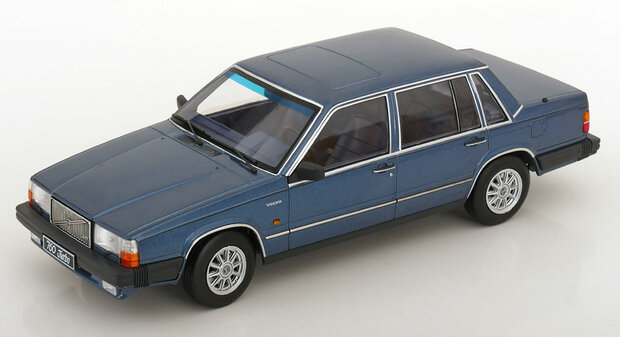 Triple9 1:18 Volvo 760 Turbo blauw metallic 1985