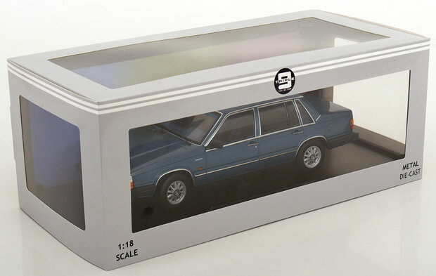 Triple9 1:18 Volvo 760 Turbo blauw metallic 1985