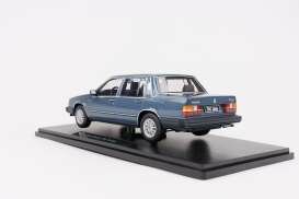 Triple9 1:18 Volvo 760 Turbo blauw metallic 1985