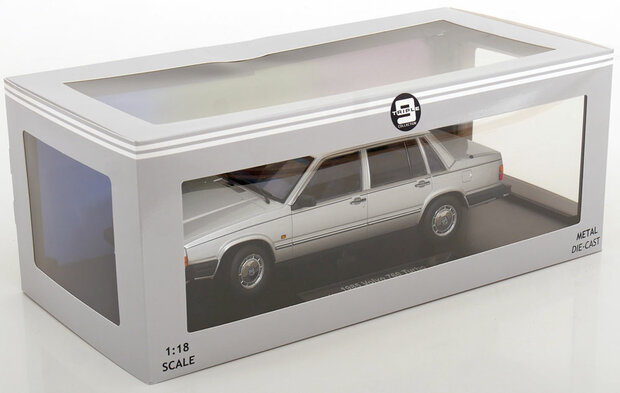 Triple9 1:18 Volvo 760 Turbo 1985 zilver metallic