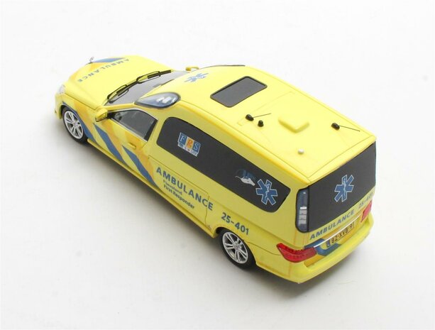 Matrix 1:43 Mercedes Benz E250D VF212 Ambulance Flevoland First Responder Urk geel in vitrine