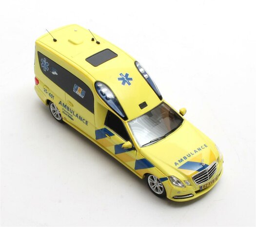 Matrix 1:43 Mercedes Benz E250D VF212 Ambulance Flevoland First Responder Urk geel in vitrine