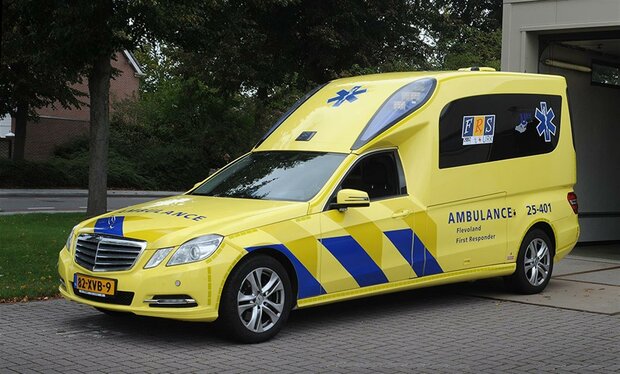 Matrix 1:43 Mercedes Benz E250D VF212 Ambulance Flevoland First Responder Urk geel in vitrine