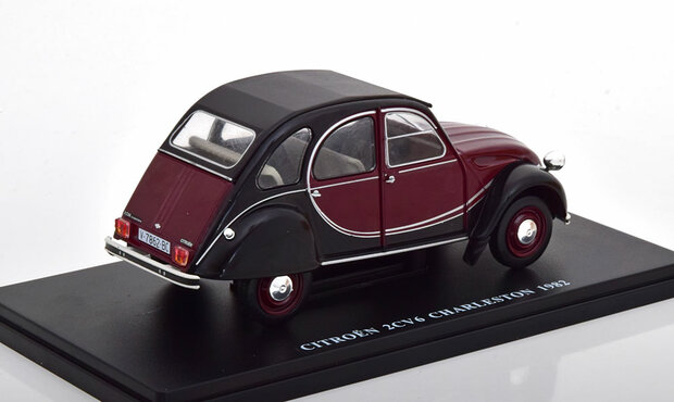 Atlas 1:24 Citroen 2CV Charleston, black/red 1982 in bliserverpakking