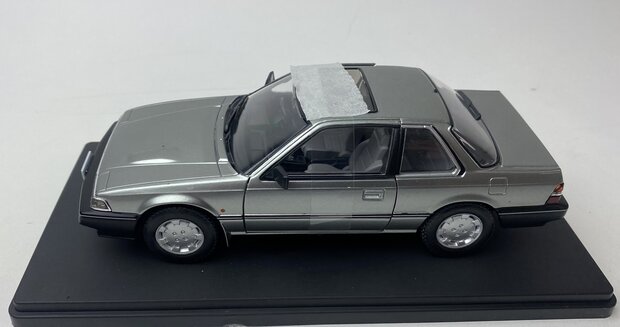 Whitebox 1:24 Honda Prelude 1985 grijs met 2 openingen 
