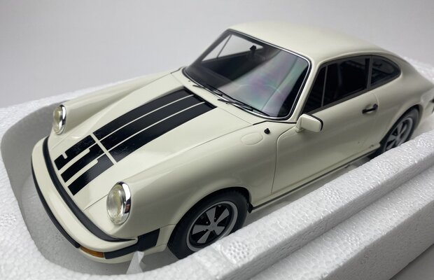 Schuco Pro18 1:18 Porsche 911 coup&eacute; (1977), wit, resin gesloten model