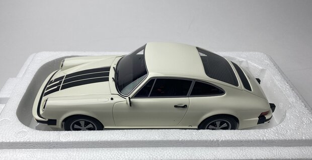 Schuco Pro18 1:18 Porsche 911 coup&eacute; (1977), wit, resin gesloten model