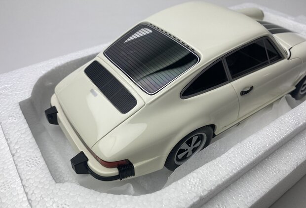 Schuco Pro18 1:18 Porsche 911 coup&eacute; (1977), wit, resin gesloten model
