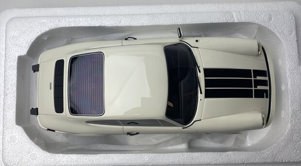 Schuco Pro18 1:18 Porsche 911 coup&eacute; (1977), wit, resin gesloten model