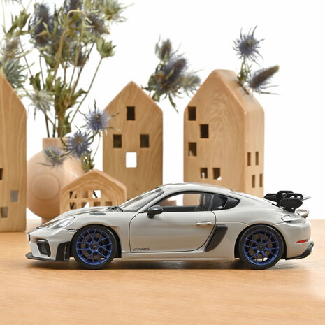 Norev 1:18 Porsche Cayman GT4 RS w/Weissach Pack 2023 Chalk . Levering januari