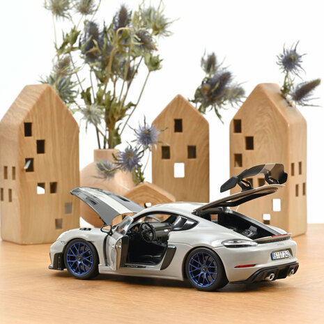 Norev 1:18 Porsche Cayman GT4 RS w/Weissach Pack 2023 Chalk . Levering januari