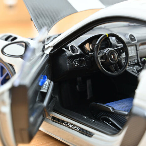 Norev 1:18 Porsche Cayman GT4 RS w/Weissach Pack 2023 Chalk . Levering januari