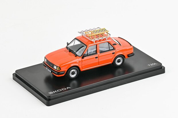 Abrex 1:43 Skoda 120L 1984 met slee, oranje - in vitrine