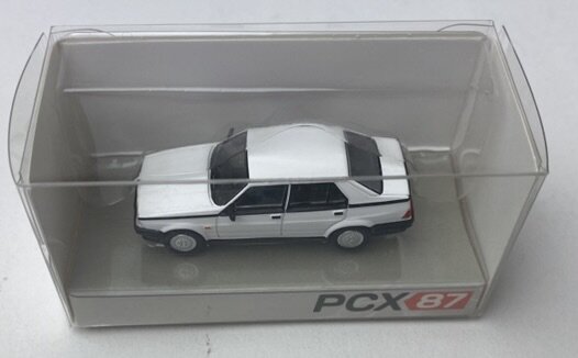 Premium Classixxs 1:87 Alfa Romeo 75 wit 1988