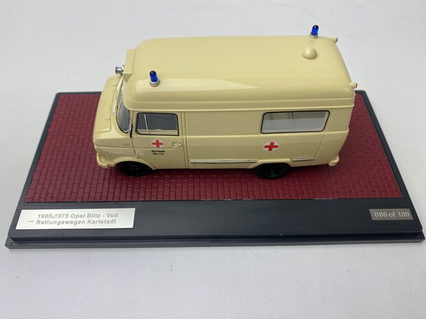 Matrix 1:43 Opel Blitz Voll Rettungswagen Karlstadt 65-75 beige