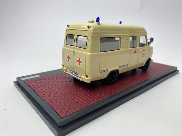 Matrix 1:43 Opel Blitz Voll Rettungswagen Karlstadt 65-75 beige