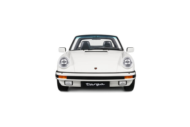 GT Spirit 1:8 Porsche 911 3.2 Targa Grand Prix white 1984 in vitrine. Levering 01-2027
