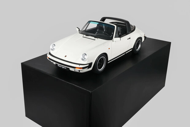 GT Spirit 1:8 Porsche 911 3.2 Targa Grand Prix white 1984 in vitrine. Levering 01-2027
