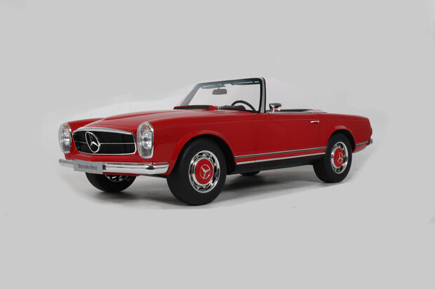 GT Spirit 1:8 Mercedes Benz 280 SL Signal red 1967 in vitrine. Levering 01-2027