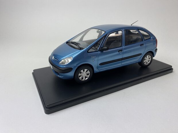 Whitebox 1:24&nbsp;Citroen Xsara Picasso 1999 lichtblauw