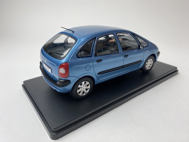 Whitebox 1:24&nbsp;Citroen Xsara Picasso 1999 lichtblauw