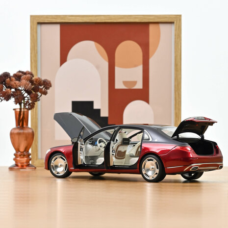 Norev 1:18 Mercedes Maybach S 680 4MATIC 2021 Nautical Blue/Patagonia Red. Levering 10-2026