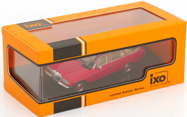 IXO 1:43 Mercedes Benz 200T (S123), 1979 rood in vitrine