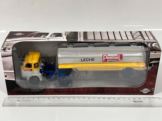 Atlas 1:43 Pegaso Comet 2030 Tanker Truck Leche Pascual Upersada 1966 geel met zilver