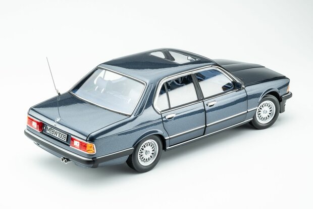 Touring Modelcars 1:18 BMW 745i E23 1984 arcti blue metalic. Verwaccht 11-2026